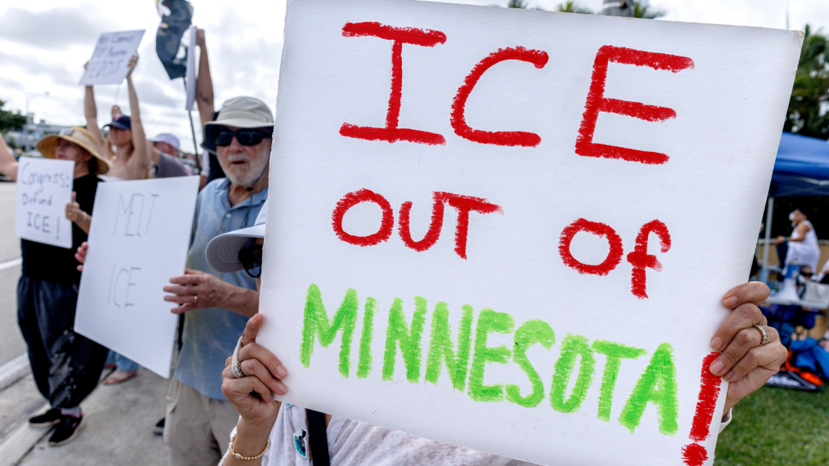 Activistas rechazaron las redadas en las que han sido retenidos niños ecuatorianos, como Chloe, de 2 años.