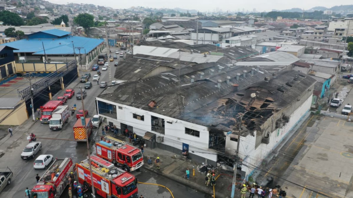 Bomberos atendieron la emergencia y lograron controlar el incendio.