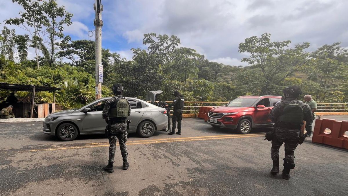 Operativo policial en San Lorenzo: agentes inspeccionan vehículos en un control de seguridad tras los recientes hechos violentos registrados en el cantón.