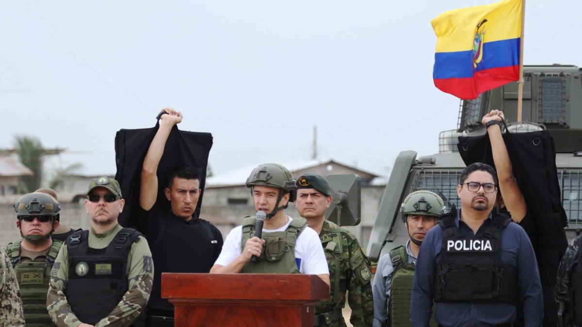 Daniel Noboa, presidente de Ecuador, prioriza la lucha contra la delincuencia.