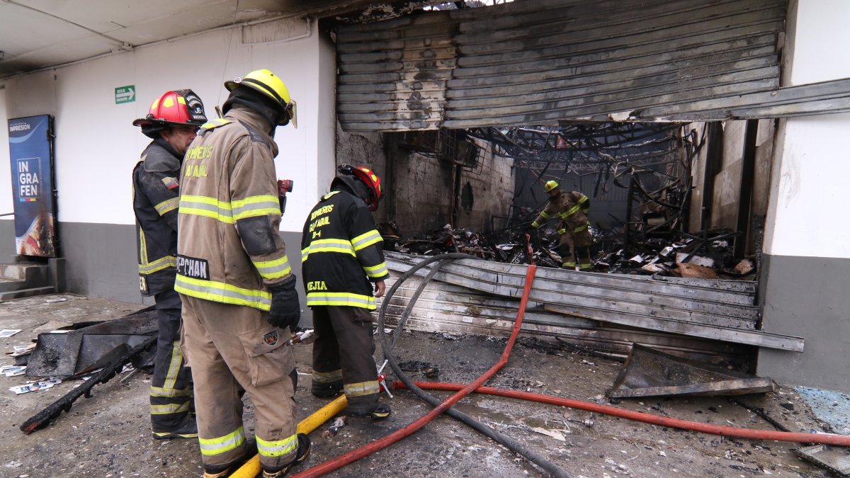 Personal del Cuerpo de Bomberos de Guayaquil controló el incendio en una media hora.