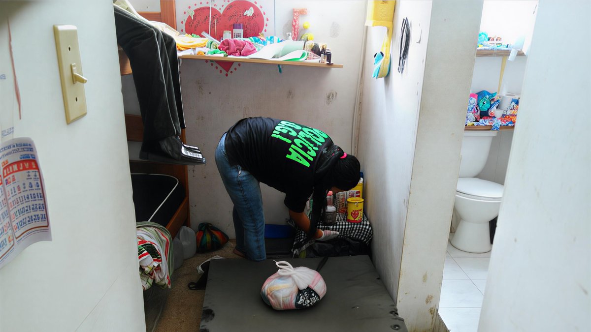 Una agente de Criminalística inspecciona la celda donde fue hallado el cuerpo sin vida de María Eva Paredes Reasco, en el Centro de Rehabilitación Femenino de Esmeraldas.