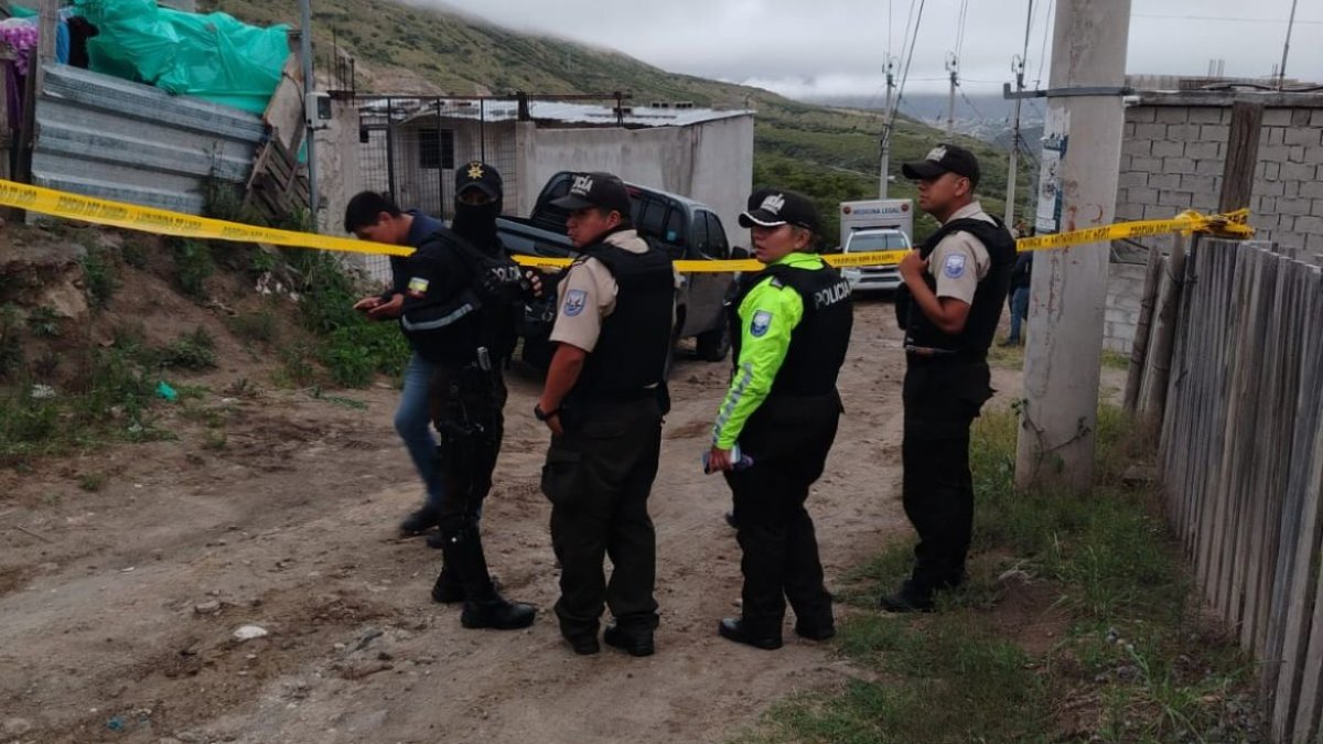 Los agentes llegaron a la Comuna Santa Anita, Oyacoto, norte de Quito, para indagar.