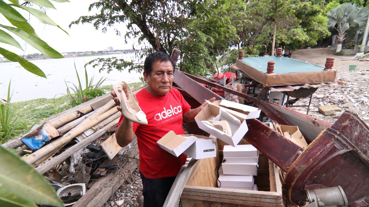 Will Gutiérrez muestra lo que pudo recuperar de la producción de zapatos.