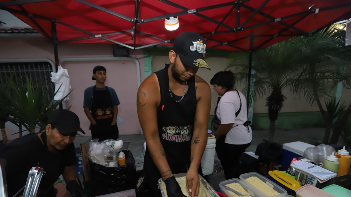 Carlos Moreira es el encargado de preparar las banderillas.