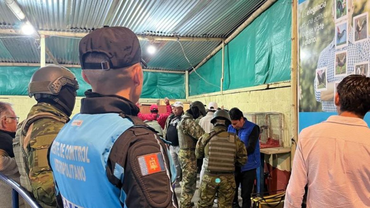 Varios de los asistentes intentaron huir del lugar en cuanto llegaron las autoridades.