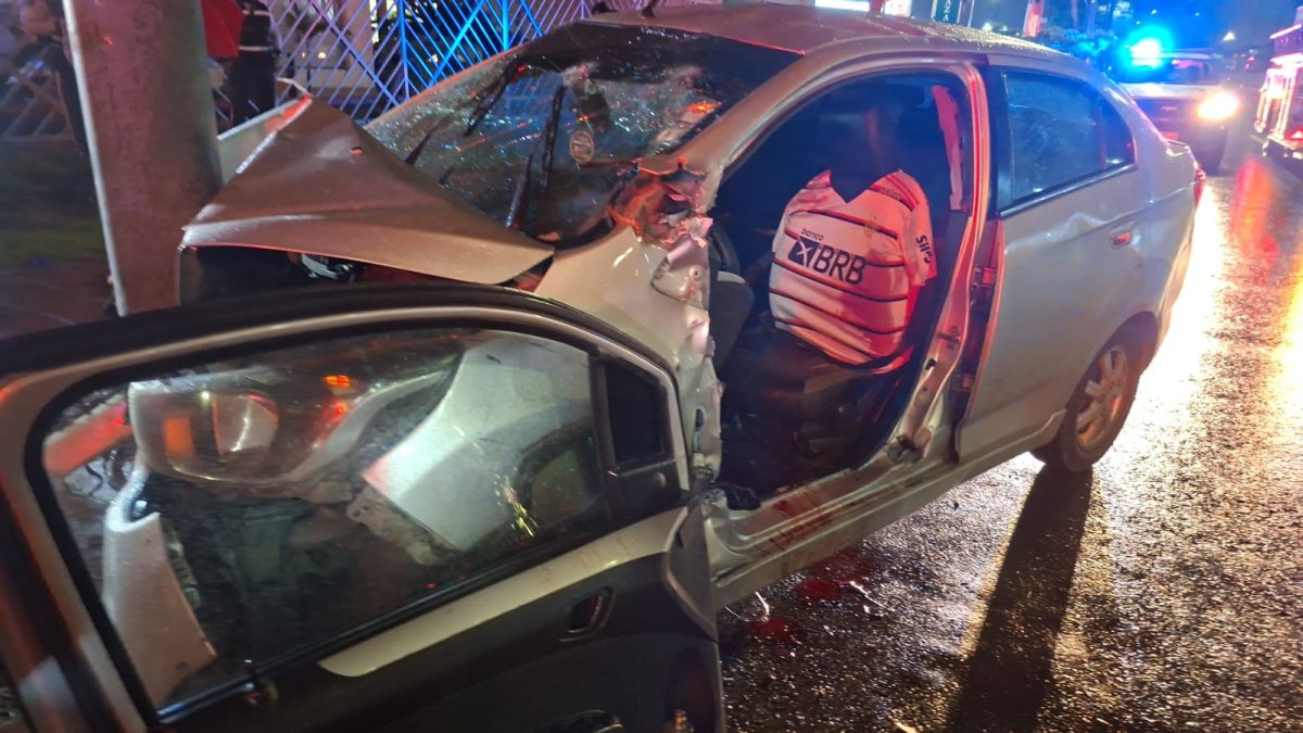 El vehículo se estrelló contra un poste de luz, al norte de Guayaquil.