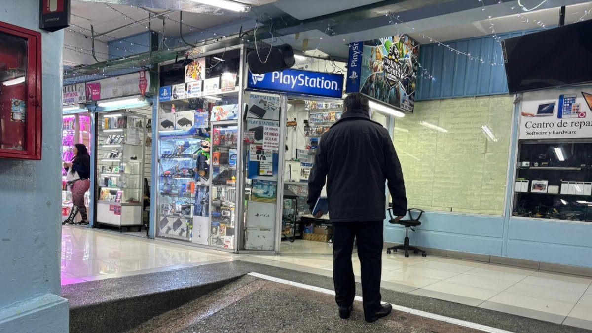 Hay locales comerciales que permanecen cerrados dentro de este lugar.