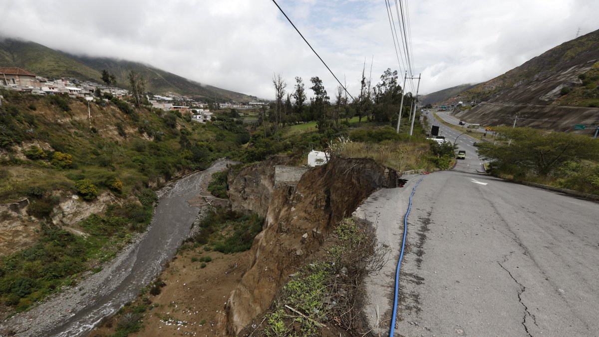 Un tramo de la avenida Simón Bolívar está en riesgo de colapsar debido al talud en la cuenca de río Monjas.