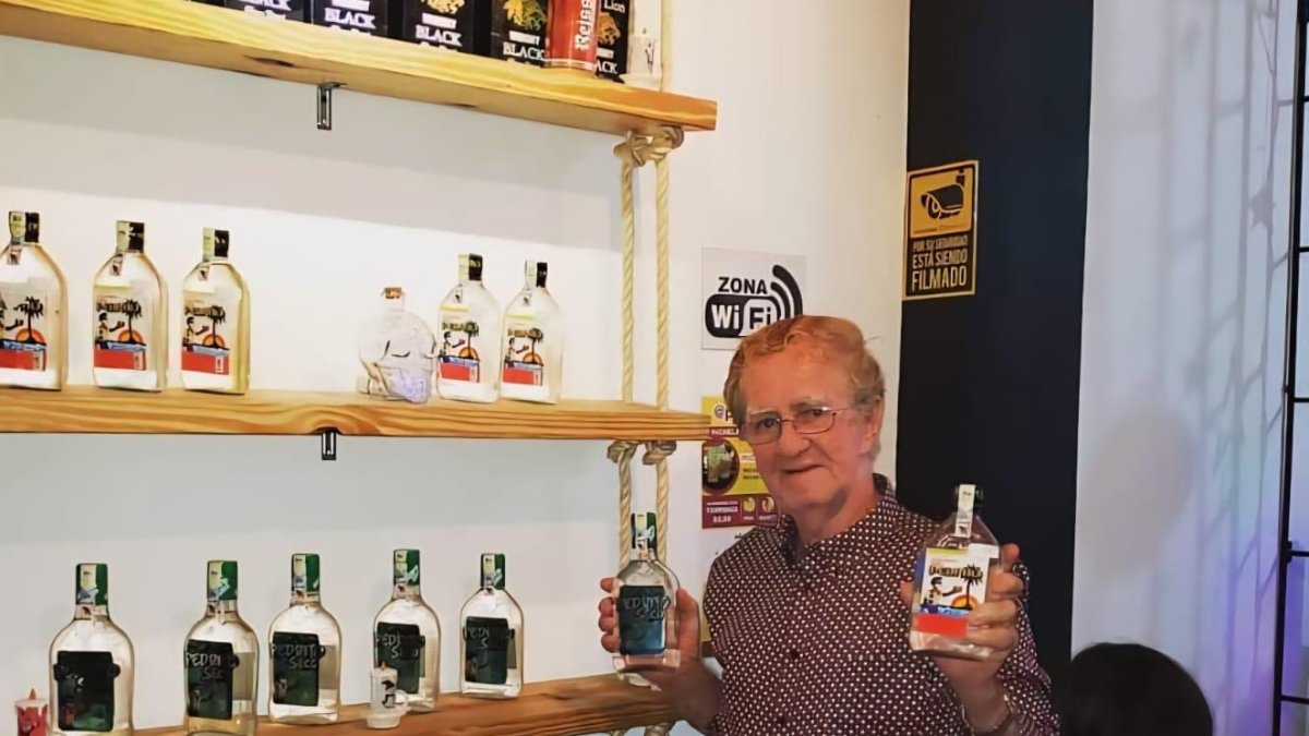 El creador de Pedrito Coco sostiene en sus manos a su célebre creación junto a uno de sus derivados: el Pedrito Seco.