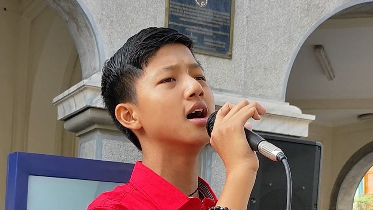 A diferencia de los chicos de su edad, Hua Hong no escucha música urbana, sino música nacional.