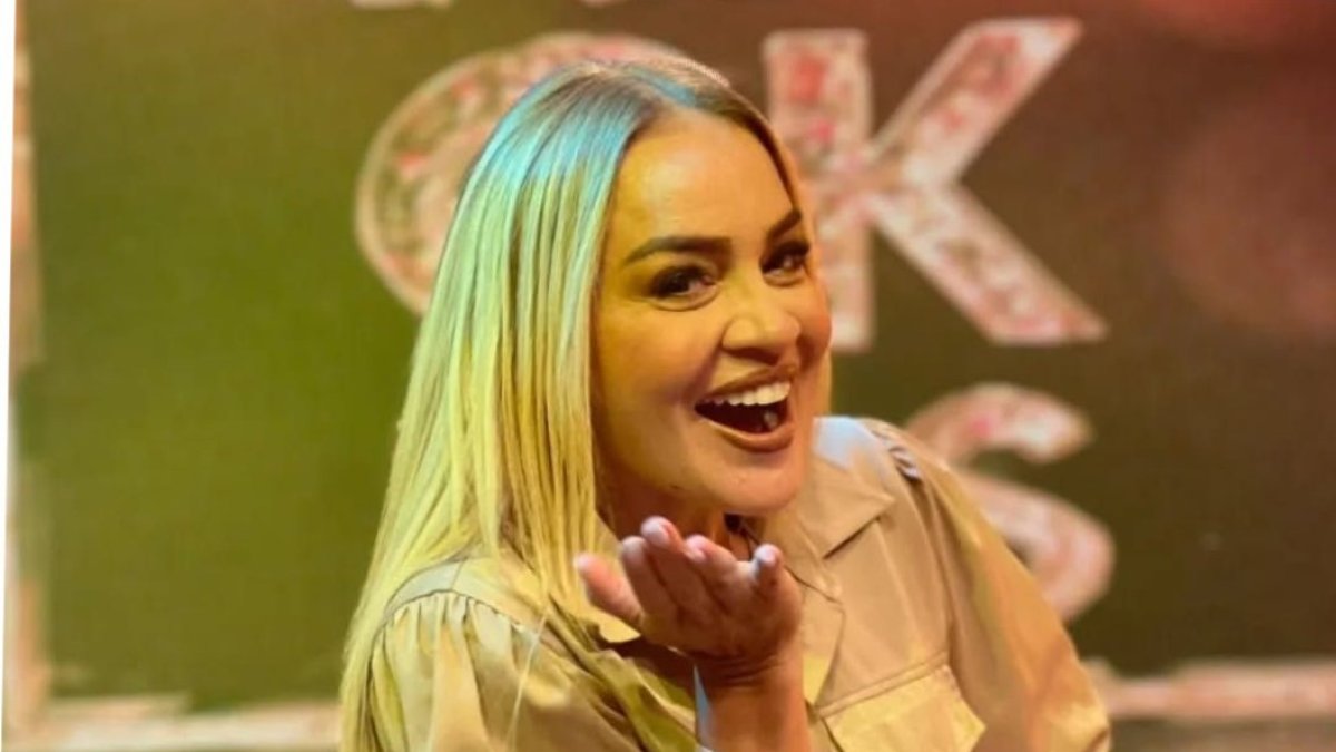 Mamá de tres niñas, trabaja en animación, producción de contenidos, colaboraciones con marcas y lleva serenatas en el Día de la madre.