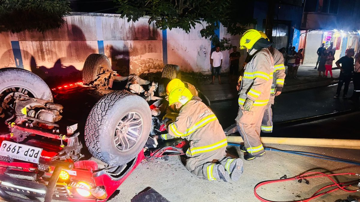 Personal de emergencia atiende el siniestro en el paso a desnivel de Esmeraldas, donde un vehículo cayó desde lo alto, dejando dos víctimas mortales.