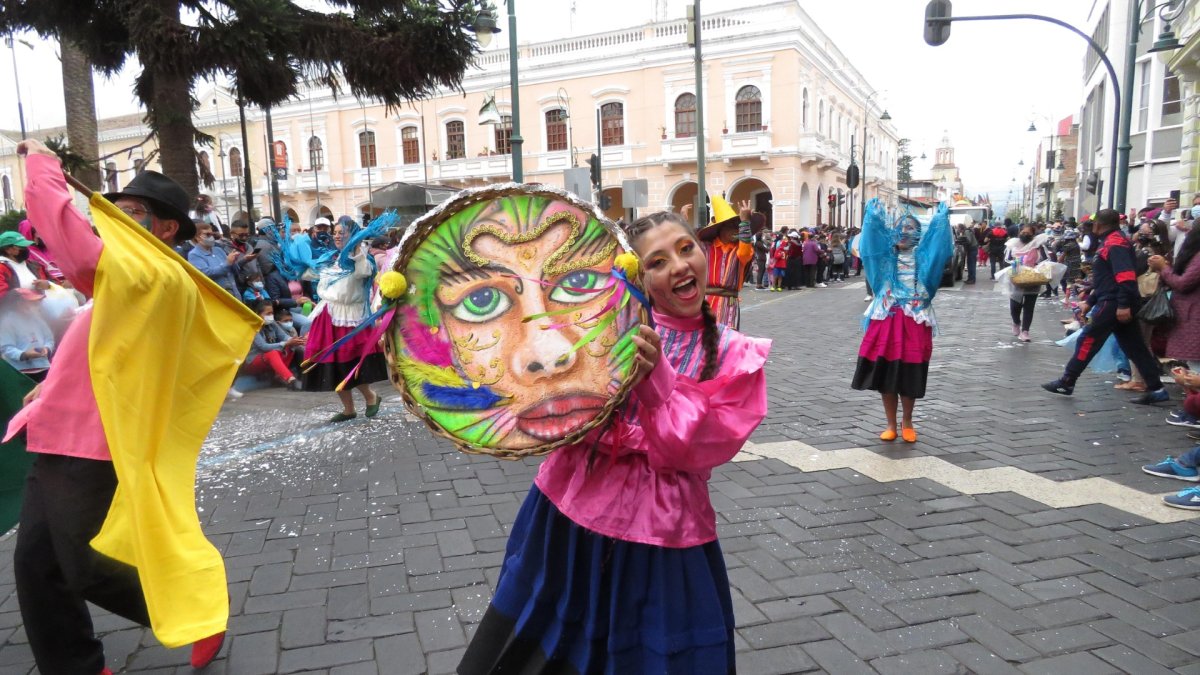 Comparsas con personajes autóctonos, marcan los pregones de carnaval en Riobamba.