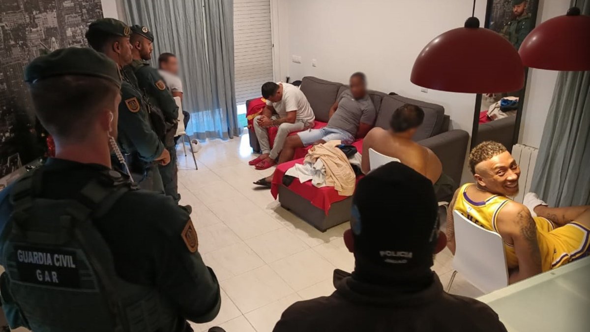 Alias Ronco (gris) fue detenido junto a su hermanos, Negro Willy, en Tarragona, España.