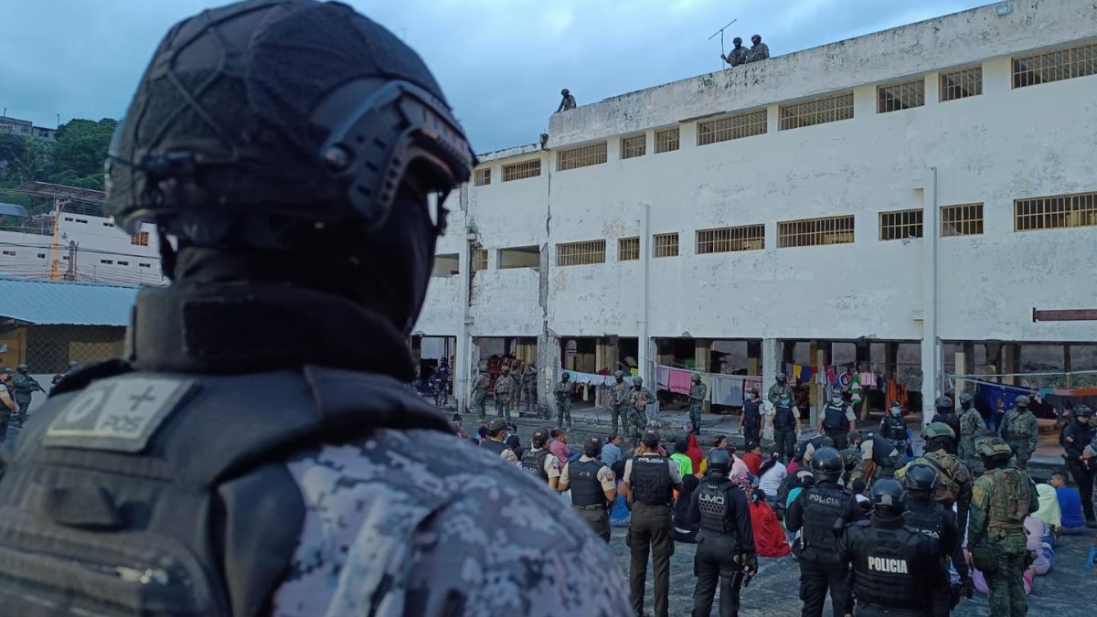 Operativo de control en el Centro de Rehabilitación Social de Esmeraldas: policías y militares refuerzan la seguridad tras hechos violentos registrados en el pabellón femenino.