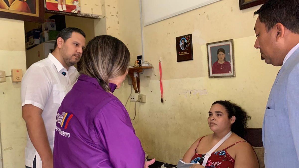 Rosa Segarra (de rojo), junto a funcionarios públicos que acudieron al lugar donde se aloja temporalmente para entregar ayuda.