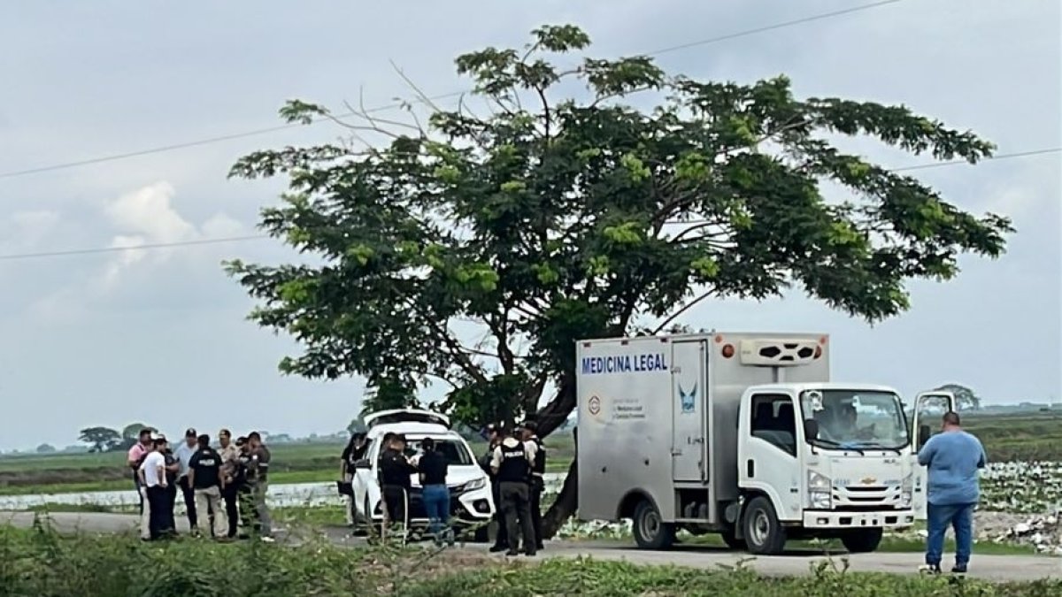 En la entrada de un recinto estaba el vehículo con el cuerpo en su interior.