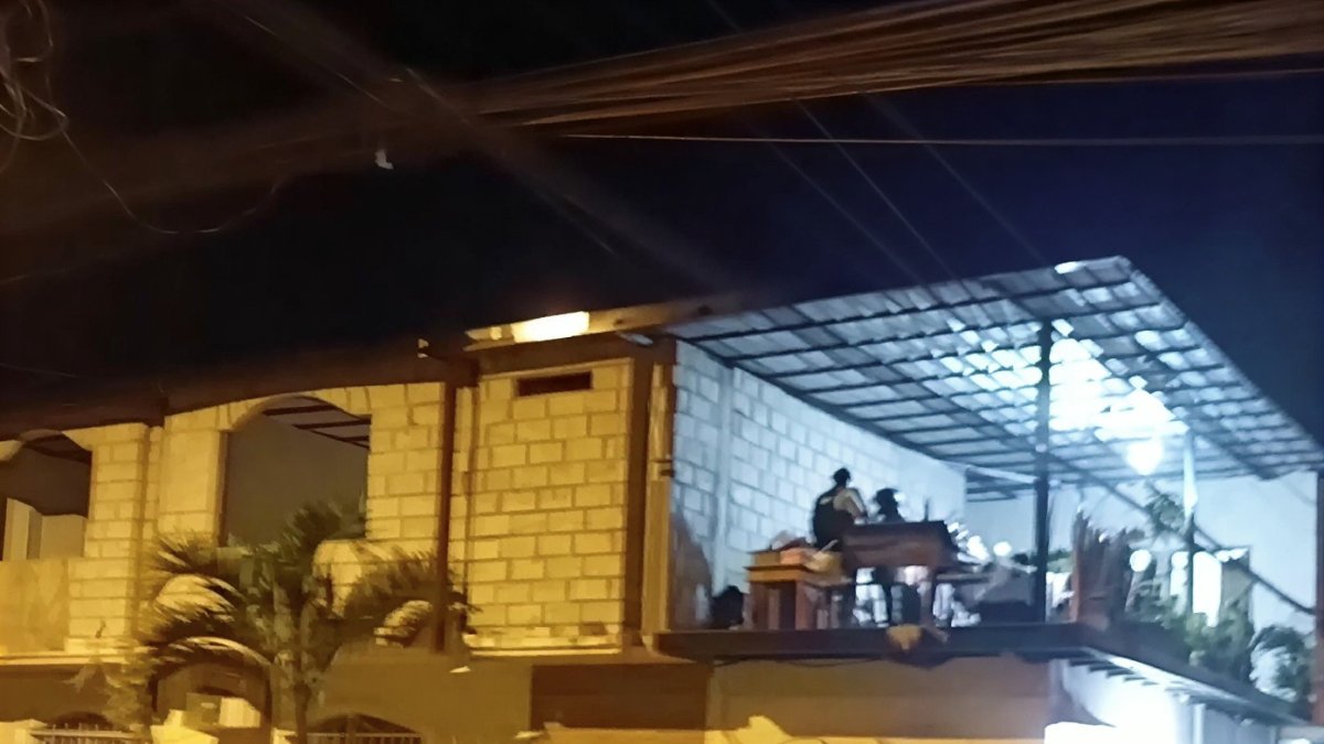 El ataque se cometió en la terraza de un inmueble.

ag - periodista
ag - granasa