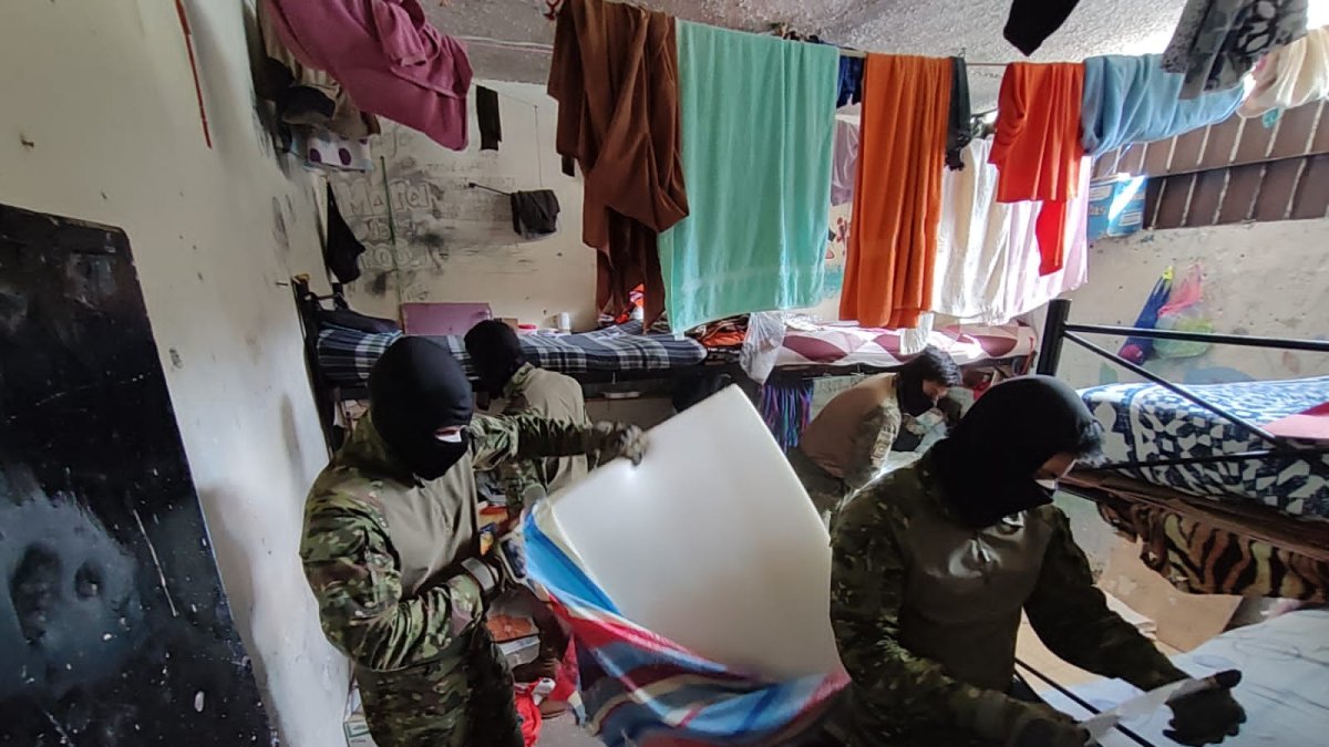 Objetos prohibidos encontrados durante el operativo, entre ellos celulares y armas artesanales, retirados de la cárcel de Loja.