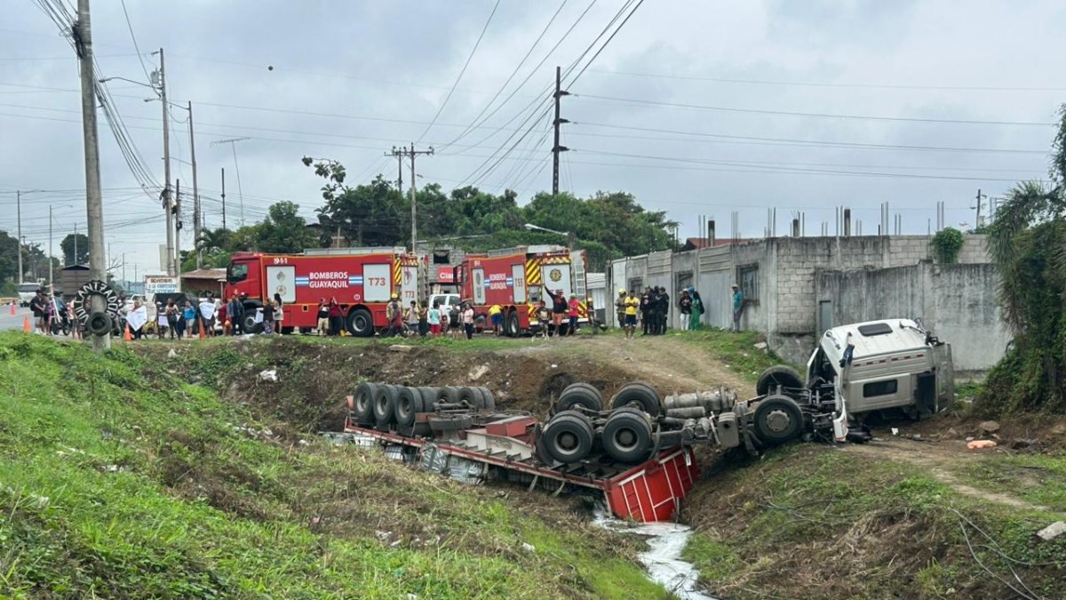 El vehículo de carga pesada cayó en una zanja, derramando una sustancia hacia el agua.