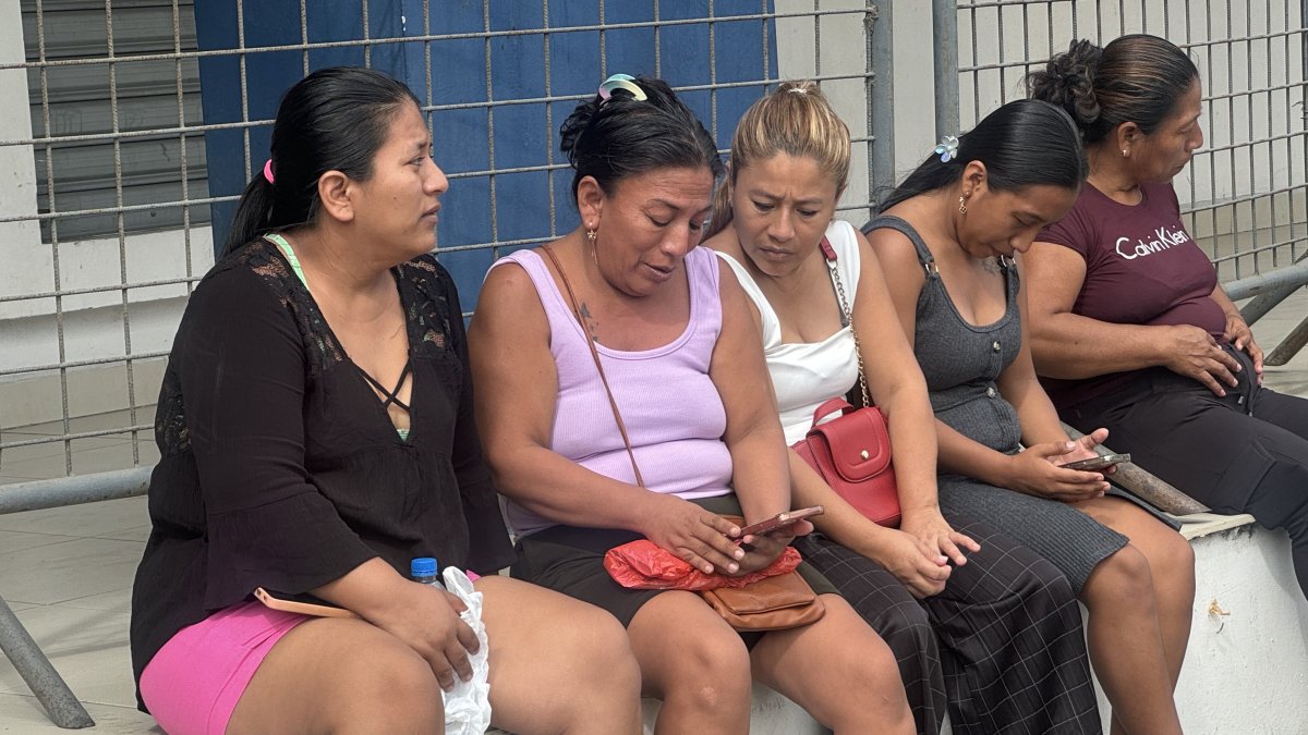 Los familiares llegaron hasta la Fiscalía de Manta para asentar la denuncia por la desaparición de 8 pescadores