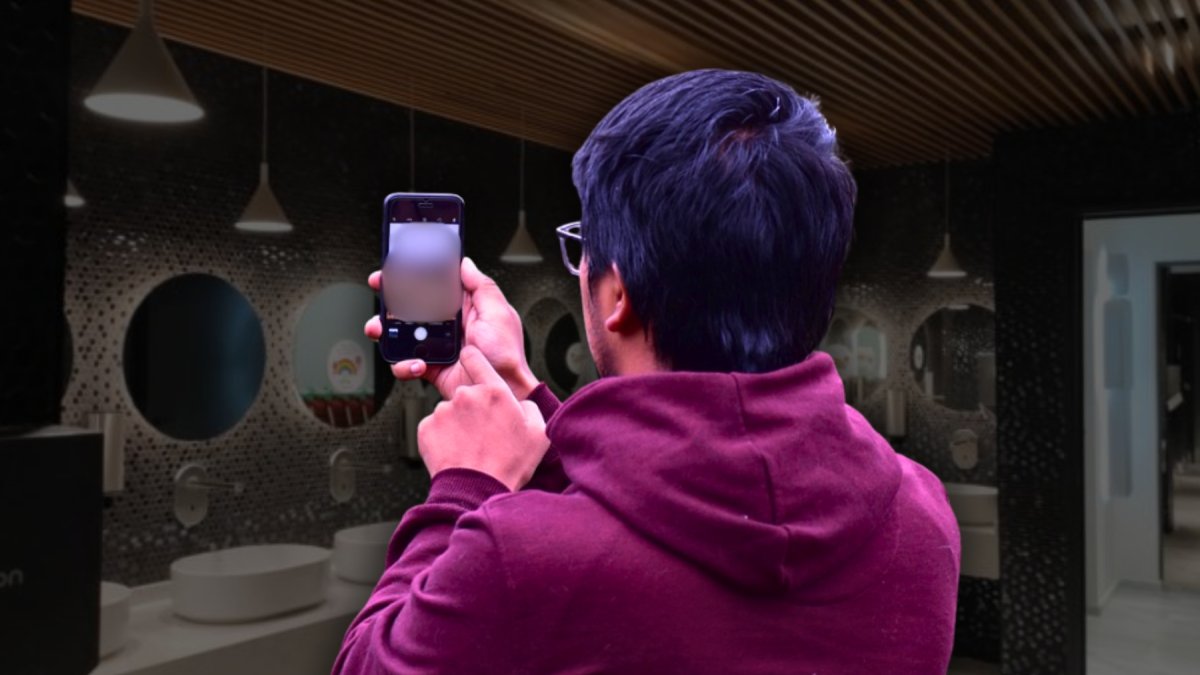 En el dispositivo del sujeto encontraron varios videos de mujeres dentro del baño.