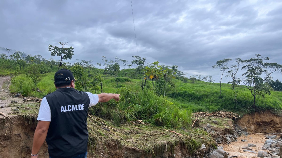 Puente colapsado dejó aislados a varios barrios de Paquisha tras las intensas lluvias.
