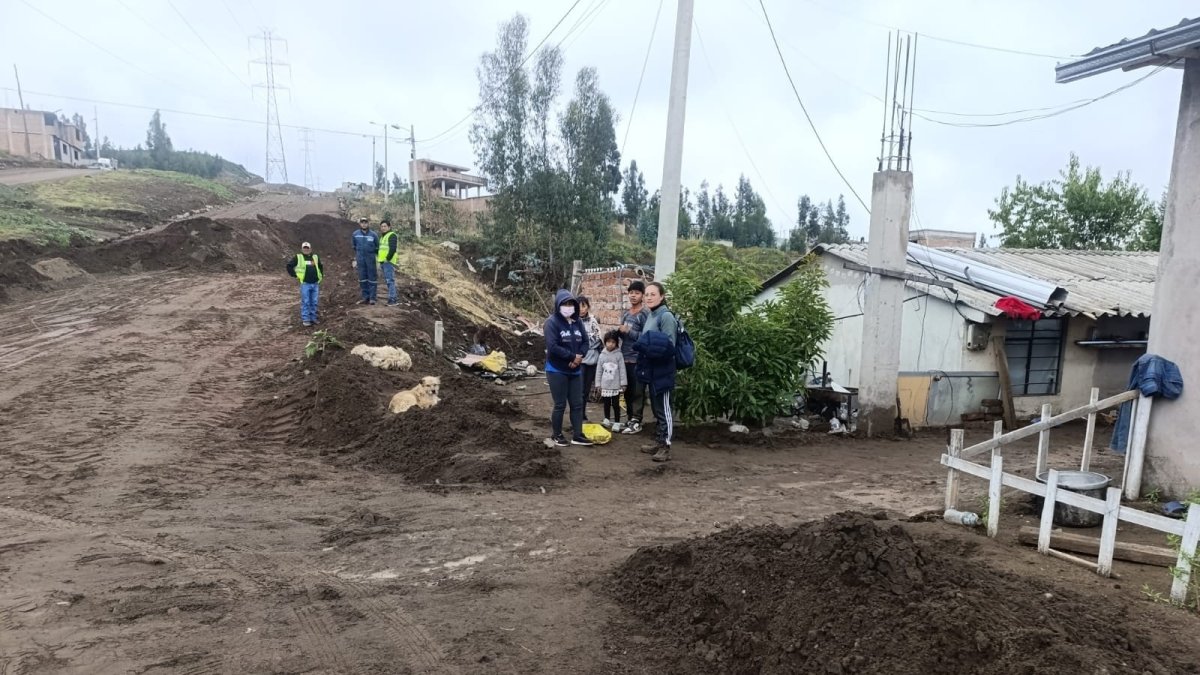 El agua descendió por la avenida desde lo alto de la cordillera.