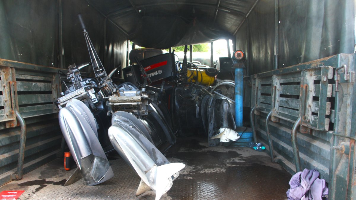 Quince motores fuera de borda y 20 canecas de gasolina fueron incautados.