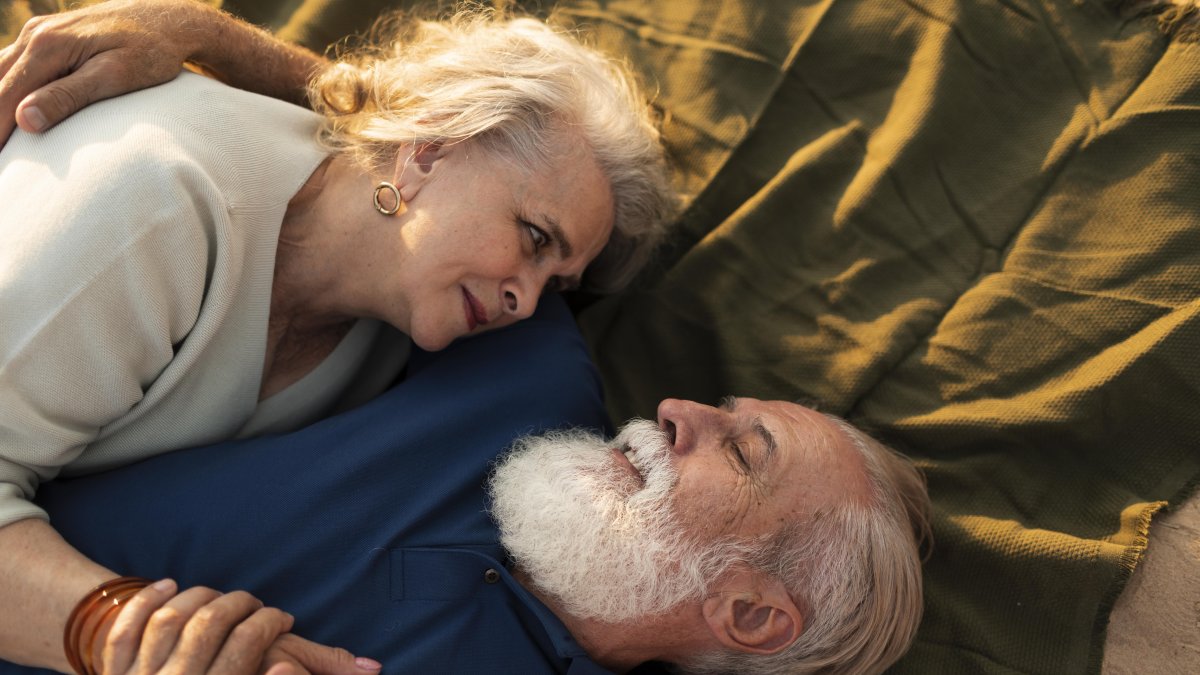 El afecto y la cercanía siguen siendo claves para el bienestar cerebral, incluso con los años.