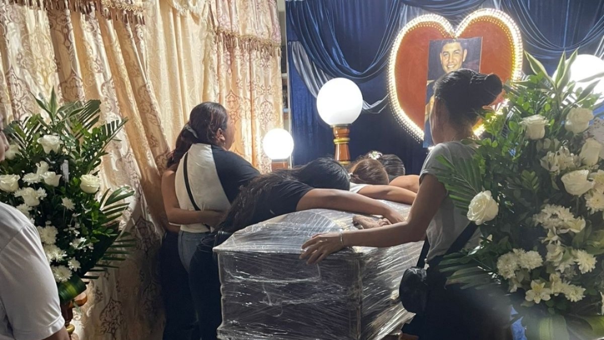 Los familiares de Diego Solís Villamar lloraban sobre su ataúd.