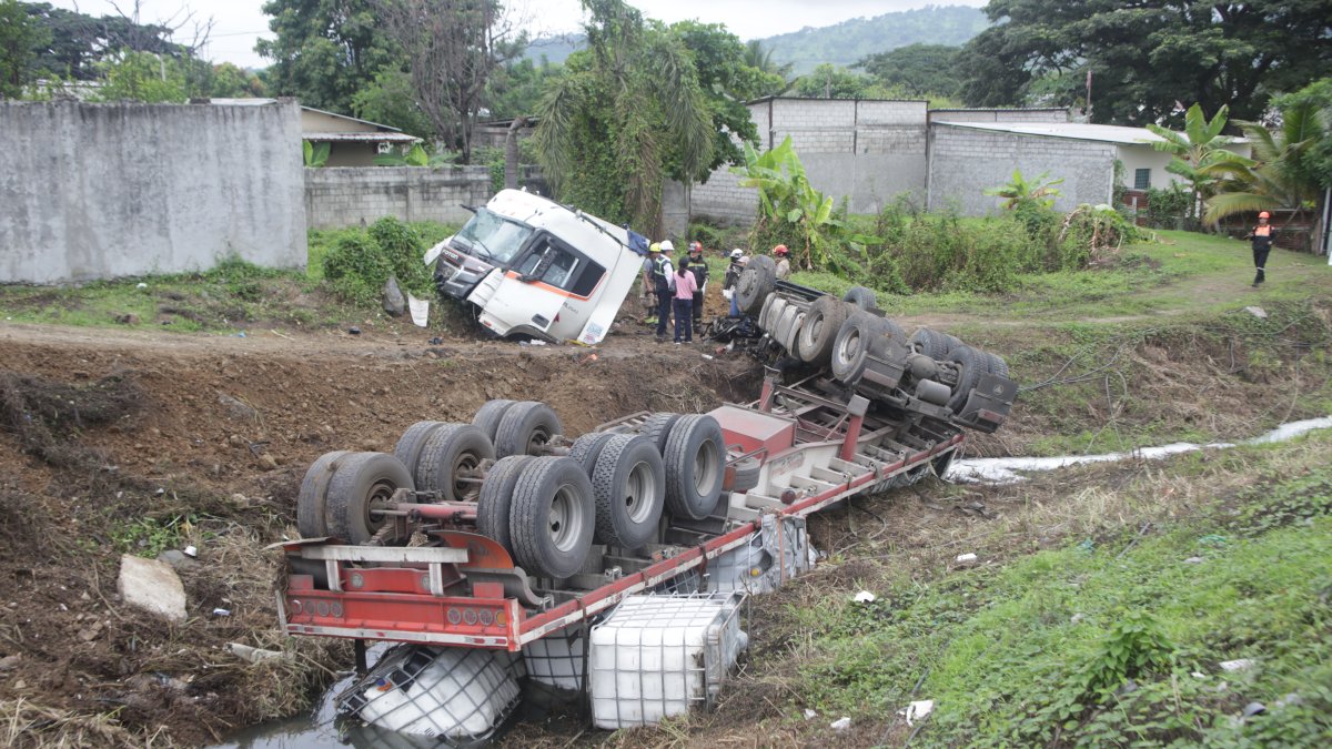 El camión cayó en una zanja, luego de colisionar por atrás contra un expreso escolar.