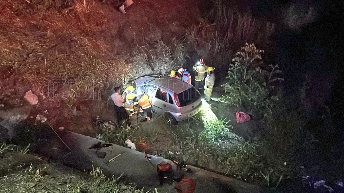 El vehículo liviano quedó fuera de la vía principal tras caer a un barranco en la Vía a la Costa.