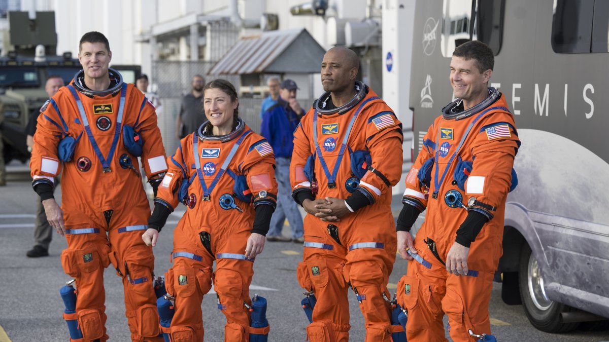 Astronautas de Artemis II: primer viaje a la Luna de una mujer, un afroamericano y un canadiense, marcando un hito en la exploración espacial.