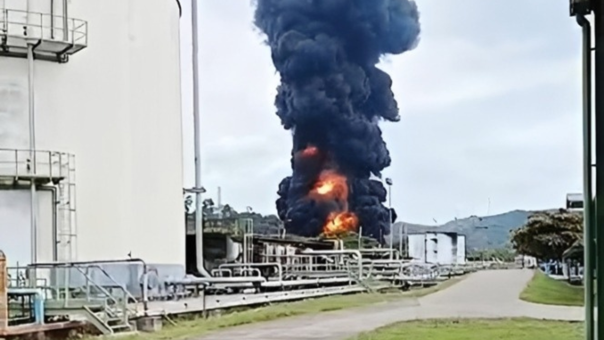 Bomberos y personal de emergencia combaten las llamas en la Refinería de Esmeraldas.