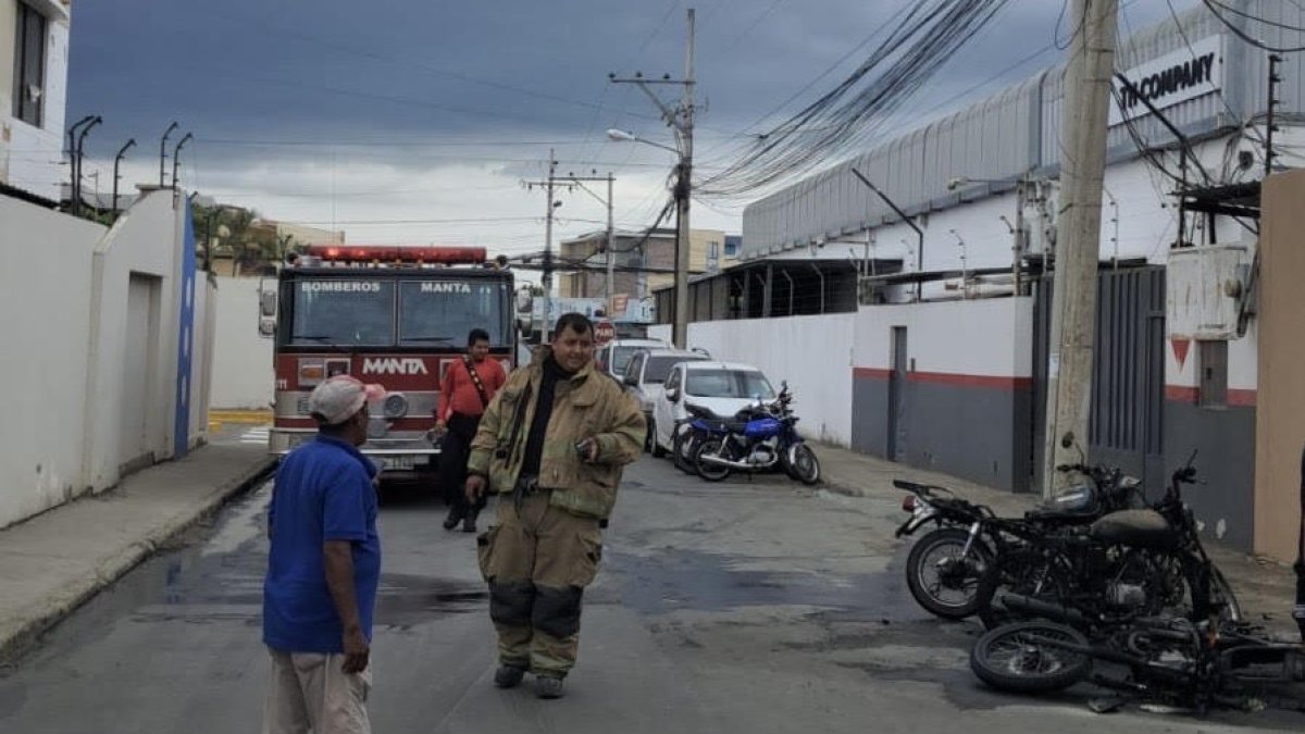 En la vía a San Mateo fueron quemadas tres motos y dejaron abandonados panfletos amezantes