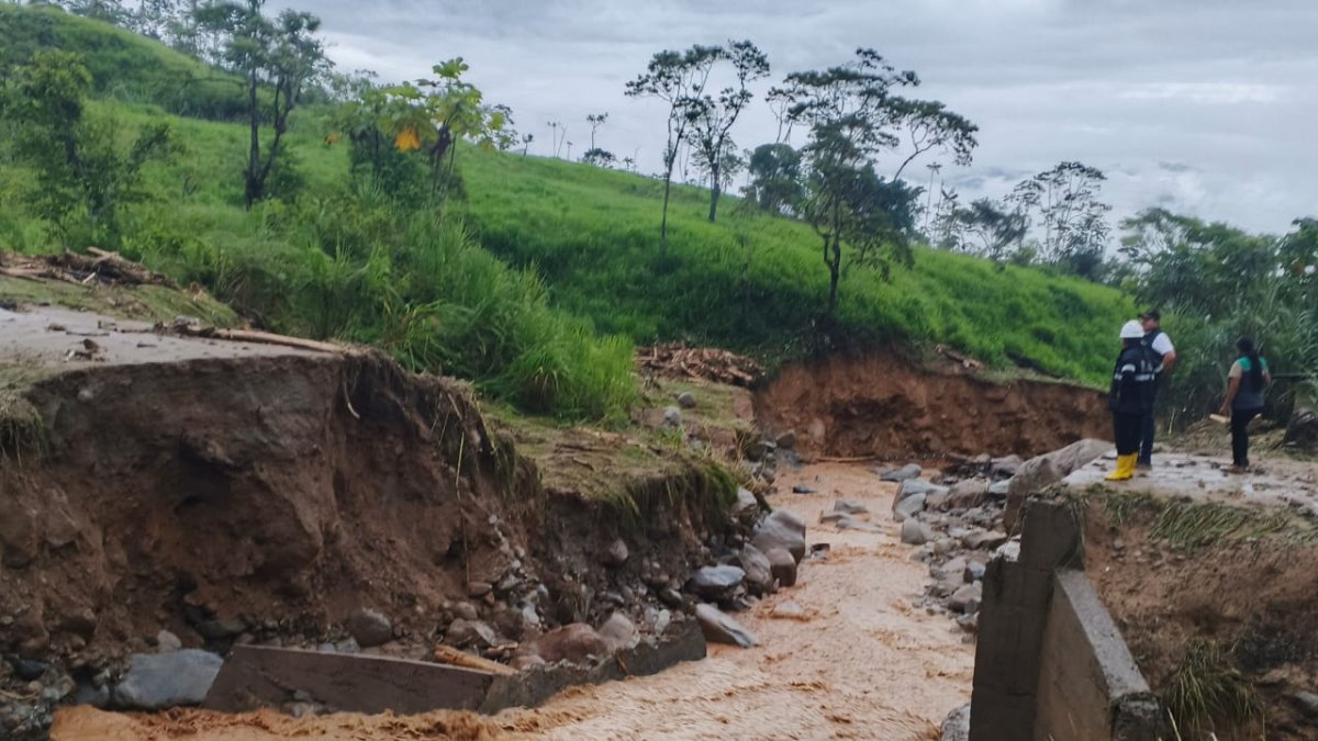 Las lluvias provocaron daños en vías y puentes.