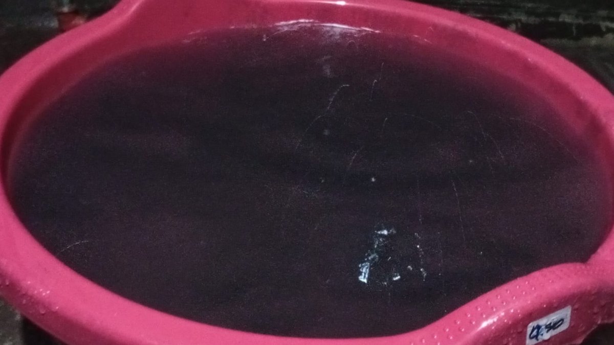 Agua de lluvia recolectada en San Lorenzo muestra un tono oscuro y espumoso, tras el incendio en la Refinería de Esmeraldas, generando preocupación ciudadana.