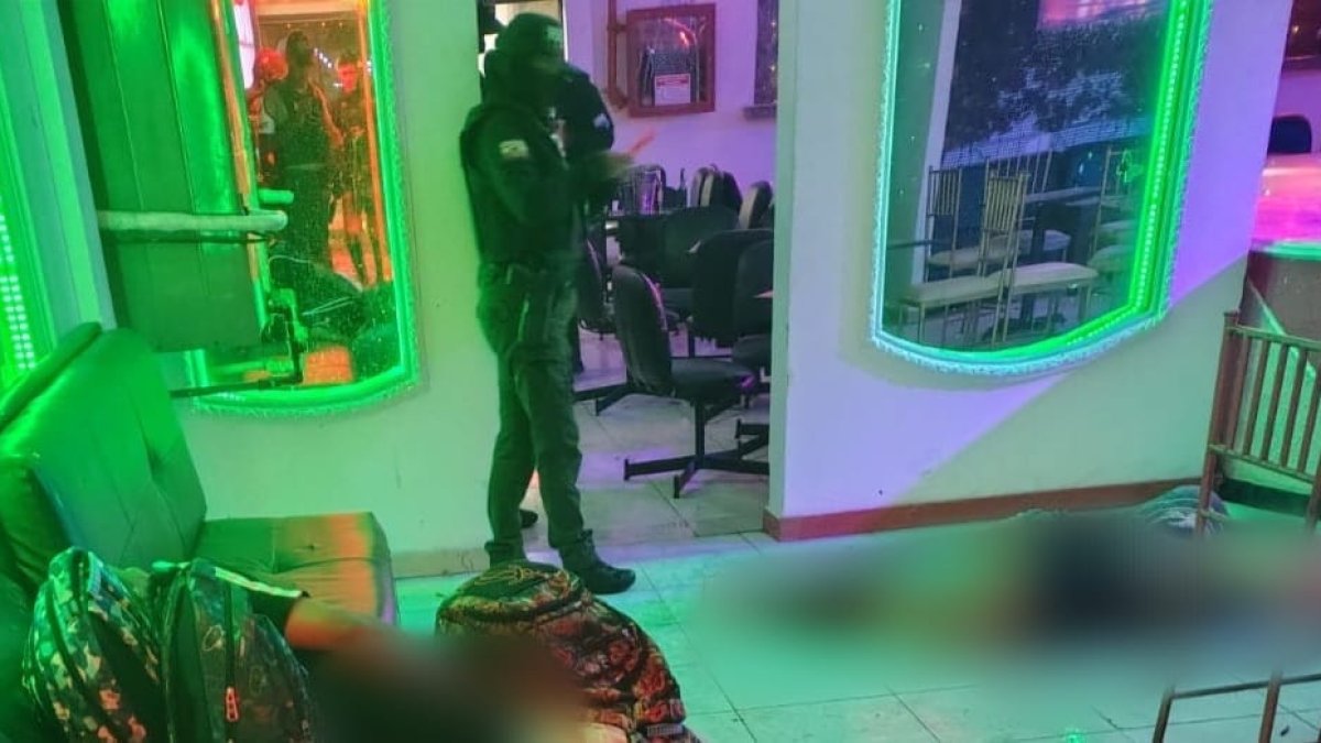 La policía se encuentra en el lugar de los hechos para recabar indicios.