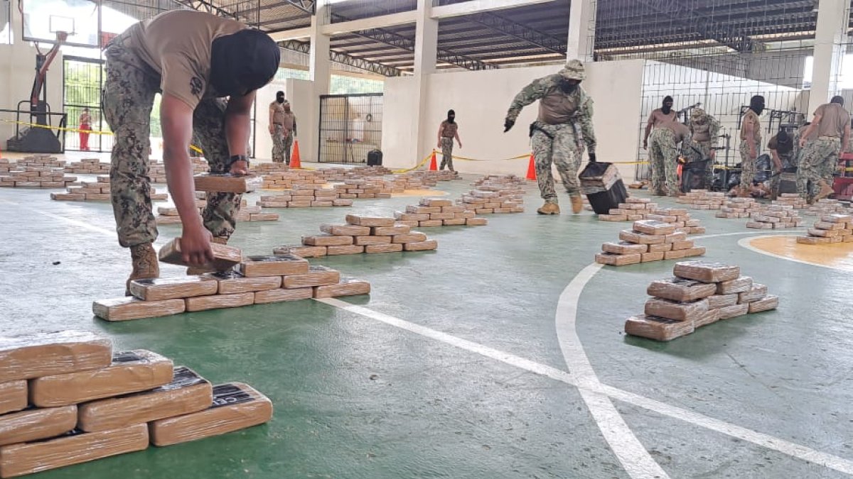 Personal militar organiza y custodia los 1.216 bloques de droga incautados en la isla San Pedro, Esmeraldas, durante un operativo especial de la Armada del Ecuador.
