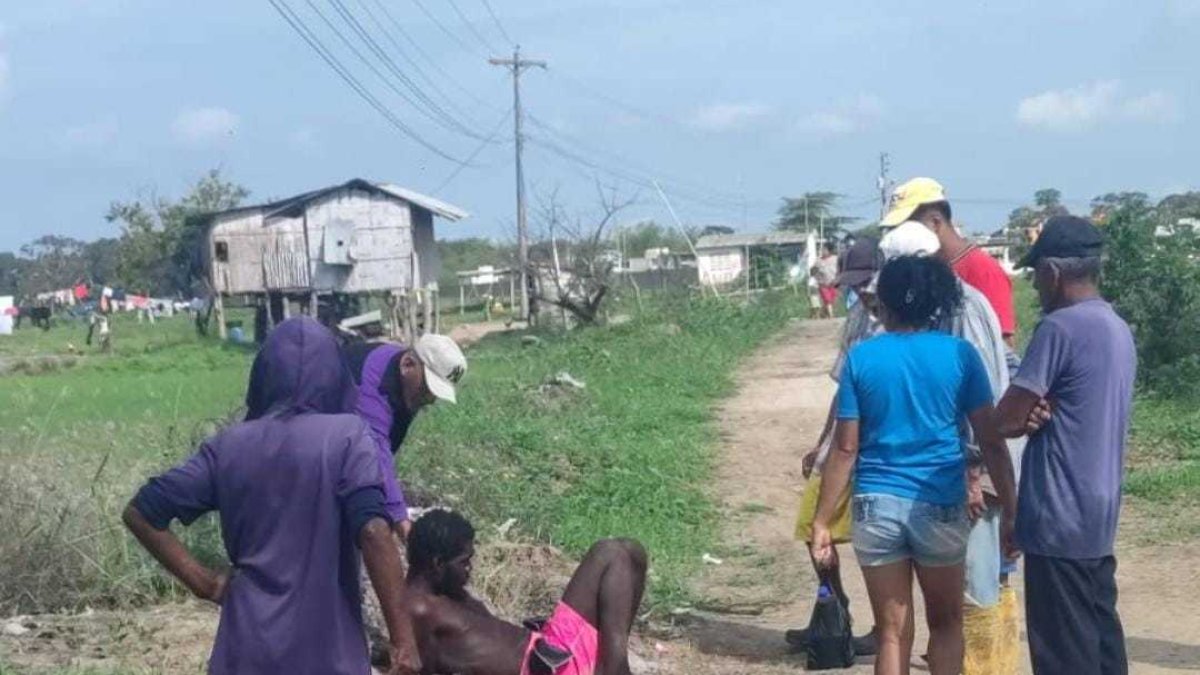 Vecinos han intentado ayudar a aquel hombre, pero la acepta y luego la desperdicia.