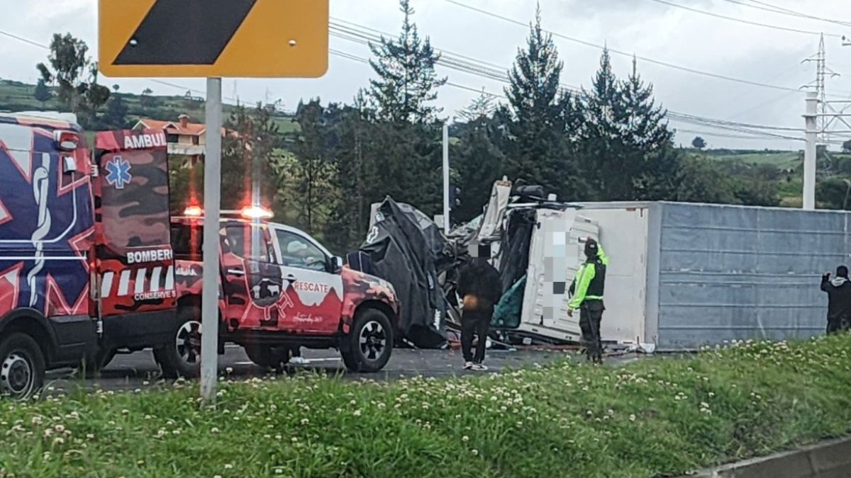Los equipos de emergencia junto con al Policía fueron hasta el sitio para auxiliar a los pasajeros afectados de ambos automotores.