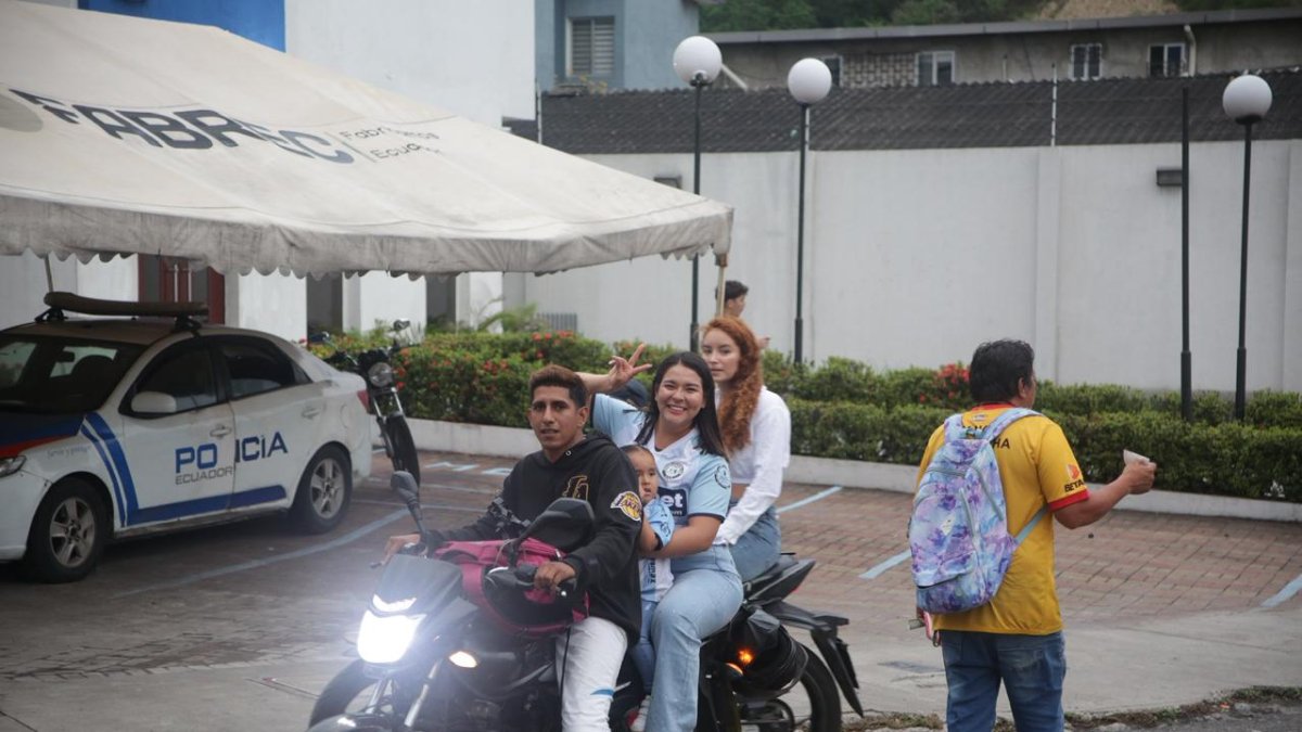 Hinchas de Barcelona van en moto para llegar al estadio.