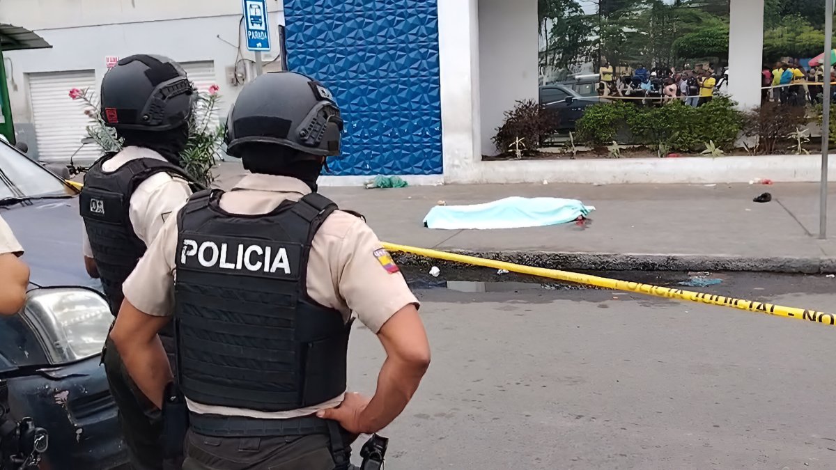 Agentes de la Policía Judicial acordonan la escena del crimen en las calles Colón y Salinas, donde fue asesinado a tiros el joven Jair Daza.