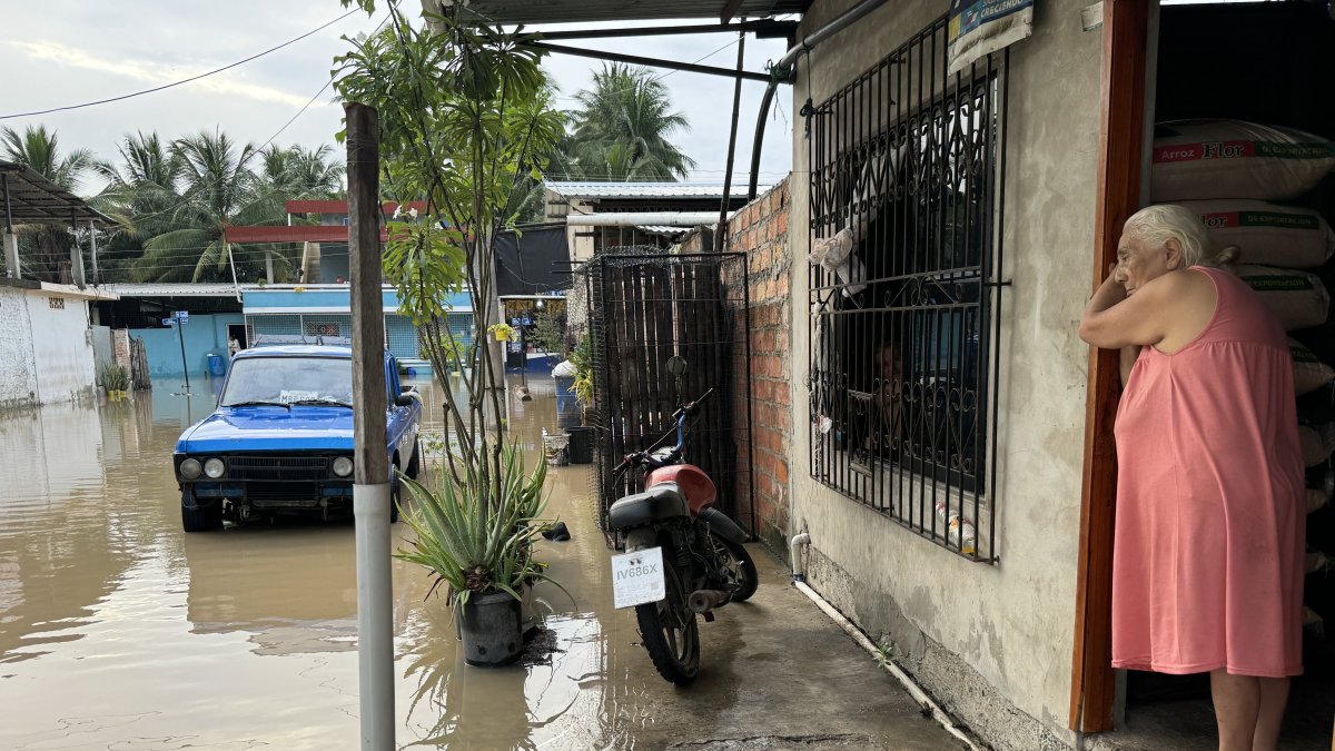 Las calles inundadas representan el principal obstáculo para la movilidad de peatones y automóviles.