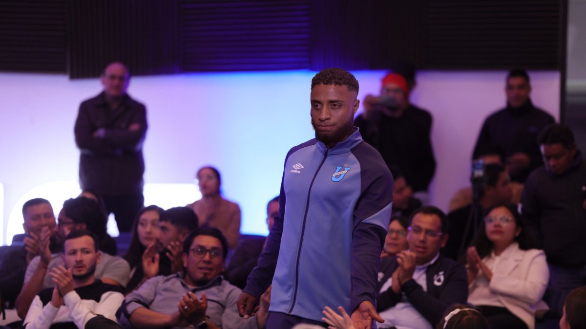 Palacios junto a sus compañeros fue presentado durante la ceremonia oficial de la Chatoleí.