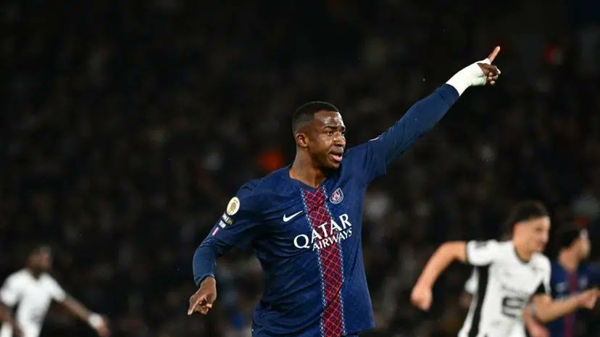 Willian Pacho jugador del PSG de París.