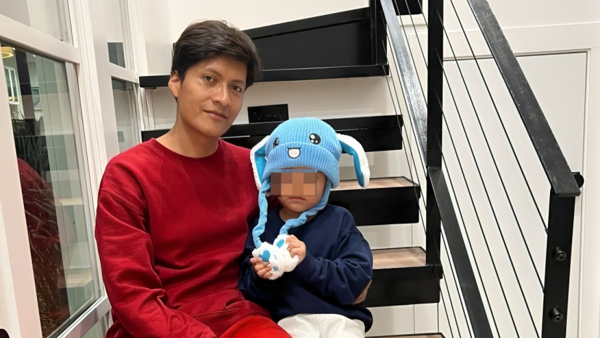 Una de las primeras imágenes de Liam y su padre Adrián, al volver a casa.