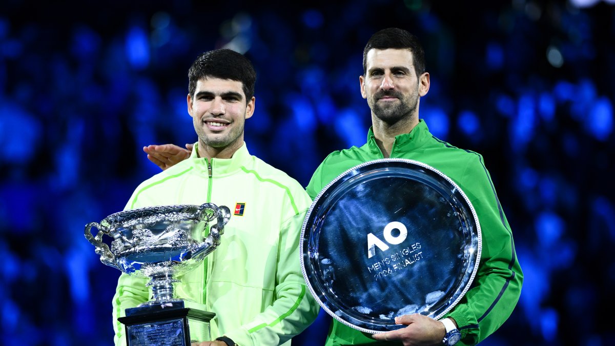 Carlos Alcaraz (i) junto a Novak Djokovic como campeón y vicecampeón del primer Grand Slam de la temporada.